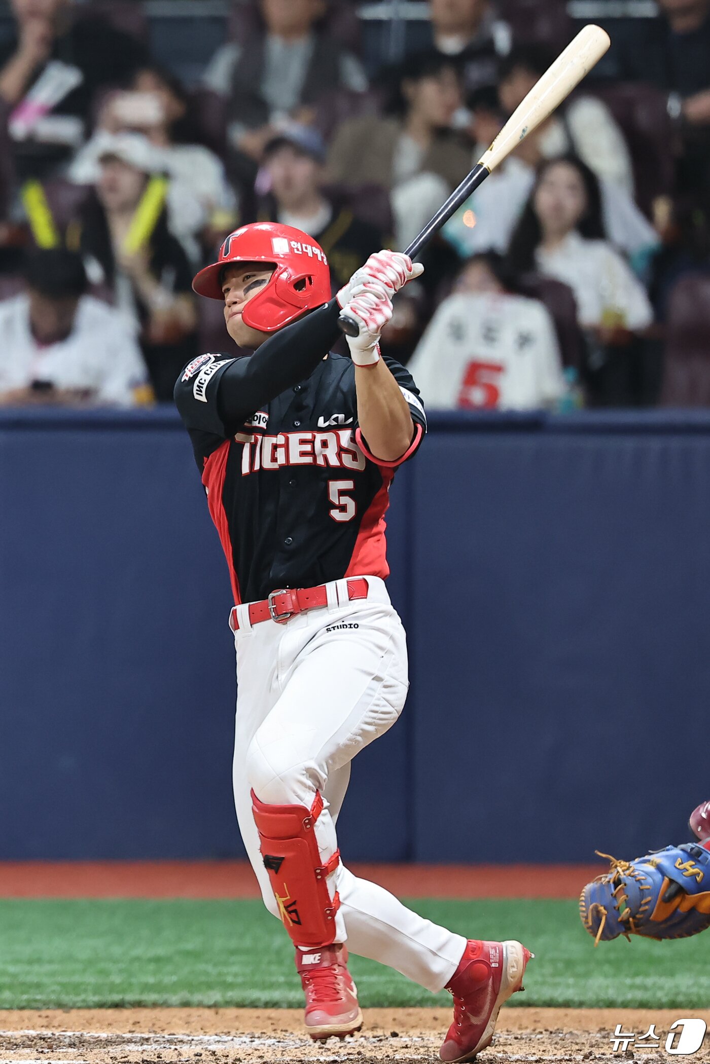 본문 이미지 - 타격하는 KIA 타이거즈 김도영. 2024.4.25/뉴스1 ⓒ News1 김도우 기자