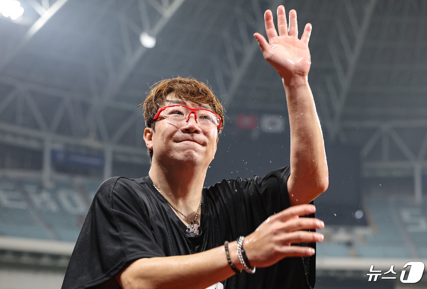 본문 이미지 - 25일 오후 서울 고척스카이돔에서 열린 2024 신한은행 SOL뱅크 KBO리그 KIA 타이거즈와 키움 히어로즈의 경기, 통산 170승을 달성한 KIA 양현종이 승리 후 관중들에게 인사하고 있다. 2024.4.25/뉴스1 ⓒ News1 김도우 기자