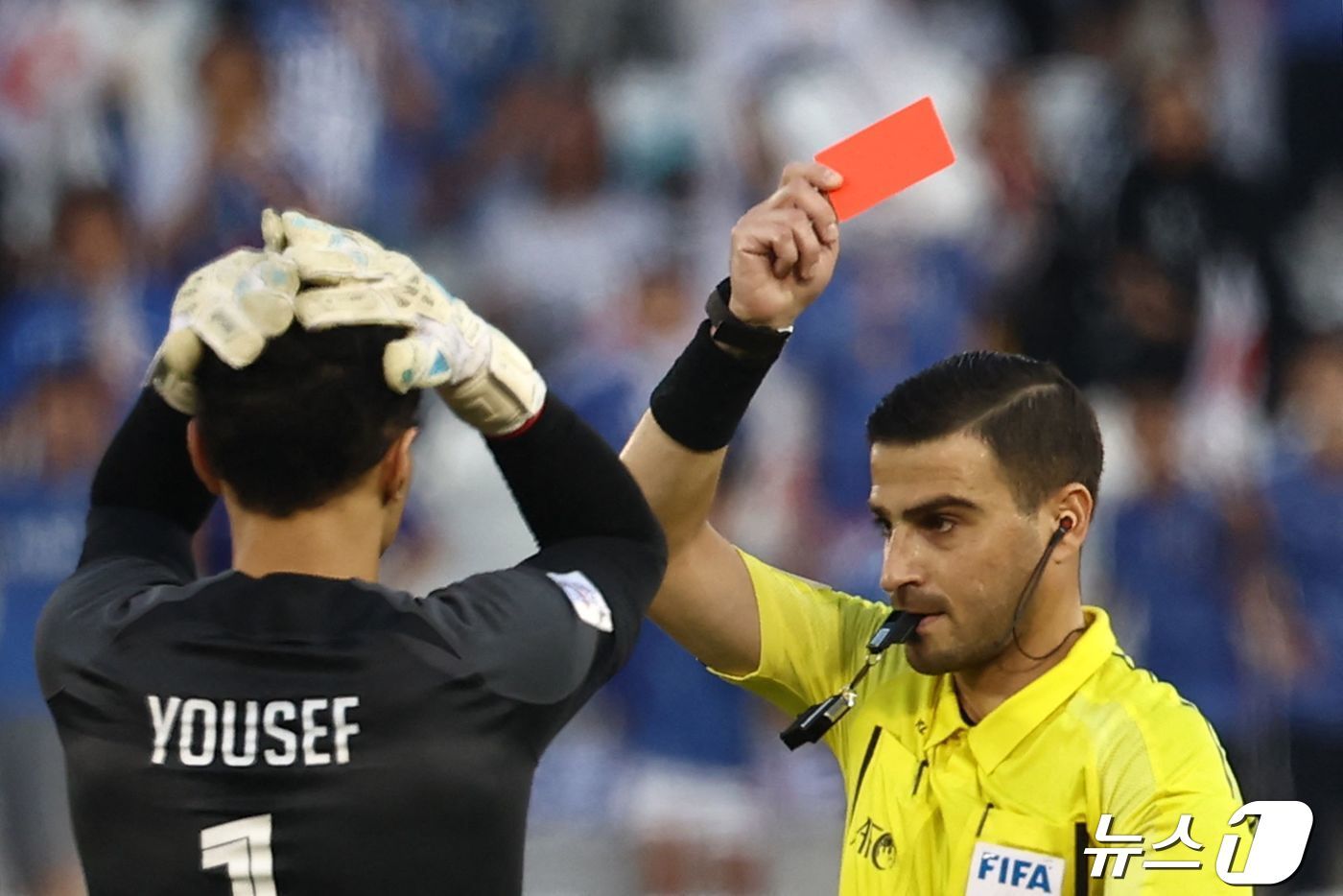본문 이미지 - 일본전에서 불필요한 파울로 퇴장을 당한 골키퍼 유세프 압둘라 ⓒ AFP=뉴스1