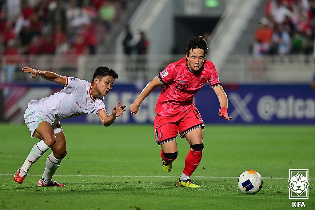 본문 이미지 - U-23 대한민국 축구 국가대표팀 이태석이 25일(현지시간) 카타르 도하 압둘라 빈 칼리파 스타디움에서 열린 2024 아시아축구연맹(AFC) U-23 아시안컵 8강전 대한민국과 인도네시아의 경기에서 상대 문전을 향해 돌파하고 있다. (대한축구협회 제공) 2024.4.26/뉴스1