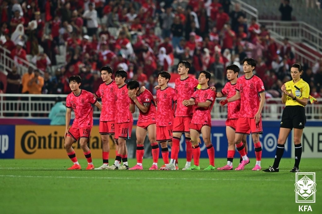 본문 이미지 - U-23 대한민국 축구 국가대표팀 선수들이 25일(현지시간) 카타르 도하 압둘라 빈 칼리파 스타디움에서 열린 2024 아시아축구연맹(AFC) U-23 아시안컵 8강전 대한민국과 인도네시아의 경기에서 이강희 선수의 승부차기가 막히자 아쉬워하고 있다. (대한축구협회 제공) 2024.4.26/뉴스1