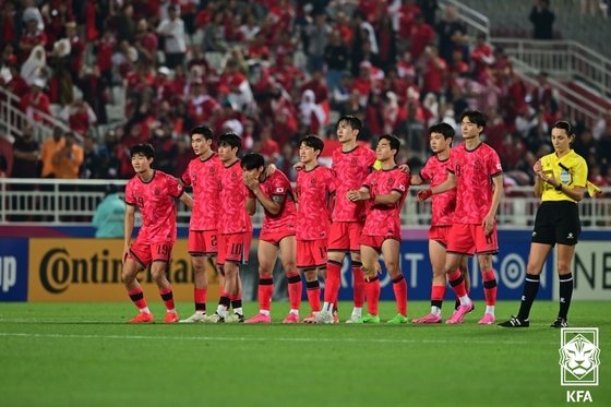 본문 이미지 - U-23 대한민국 축구 국가대표팀 선수들이 25일(현지시간) 카타르 도하 압둘라 빈 칼리파 스타디움에서 열린 2024 아시아축구연맹(AFC) U-23 아시안컵 8강전 대한민국과 인도네시아의 경기에서 이강희 선수의 승부차기가 막히자 아쉬워하고 있다. (대한축구협회 제공) 2024.4.26/뉴스1