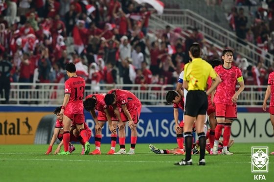 본문 이미지 - U-23 대한민국 축구 국가대표팀 선수들이 25일&#40;현지시간&#41; 카타르 도하 압둘라 빈 칼리파 스타디움에서 열린 2024 아시아축구연맹&#40;AFC&#41; U-23 아시안컵 8강전 대한민국과 인도네시아의 경기에서 패배를 거둔 후 아쉬워하고 있다. &#40;대한축구협회 제공&#41; 2024.4.26/뉴스1
