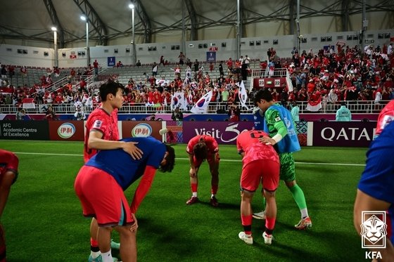 본문 이미지 - U-23 대한민국 축구 국가대표팀 선수들이 25일(현지시간) 카타르 도하 압둘라 빈 칼리파 스타디움에서 열린 2024 아시아축구연맹(AFC) U-23 아시안컵 8강전 대한민국과 인도네시아의 경기에서 패배를 거둔 후 아쉬워하고 있다. (대한축구협회 제공) 2024.4.26/뉴스1