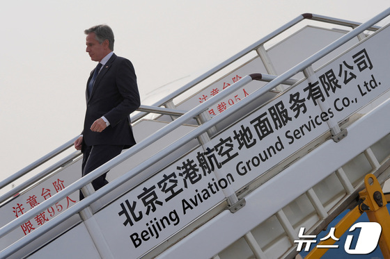 [사진] 베이징 공항 도착해 전용기 내리는 블링컨 국무