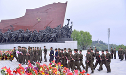 조선인민혁명군 창건 92주년 맞아 꽃바구니 진정하는 북한 군인들
