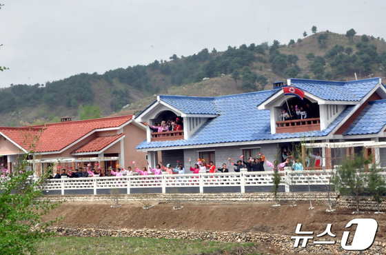 북한 희천시 송지농장에 건설된 새로운 살림집 전경