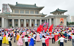 북한, 조선인민혁명군 창건 92주년 경축 청년학생 무도회 진행