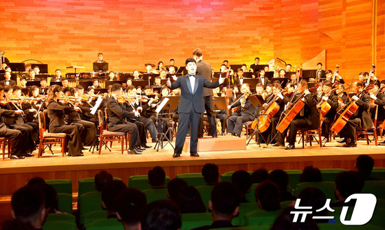 북한, 조선인민혁명군 창건 92주년 경축 국립교양음악단 음악회 개최