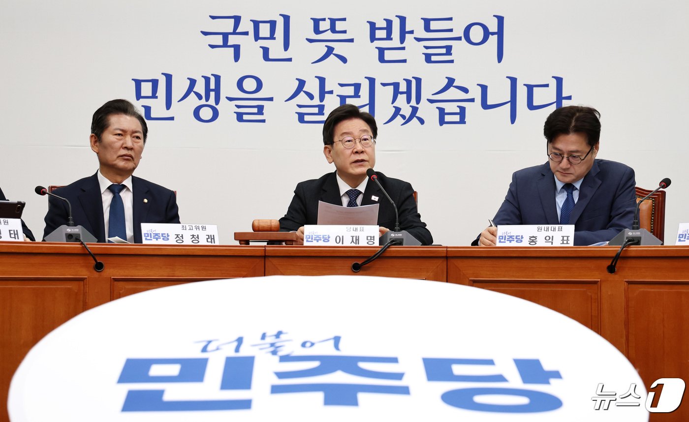 본문 이미지 - 이재명 더불어민주당 대표가 26일 오전 서울 여의도 국회에서 열린 최고위원회의에서 모두발언을 하고 있다. 2024.4.26/뉴스1 ⓒ News1 구윤성 기자