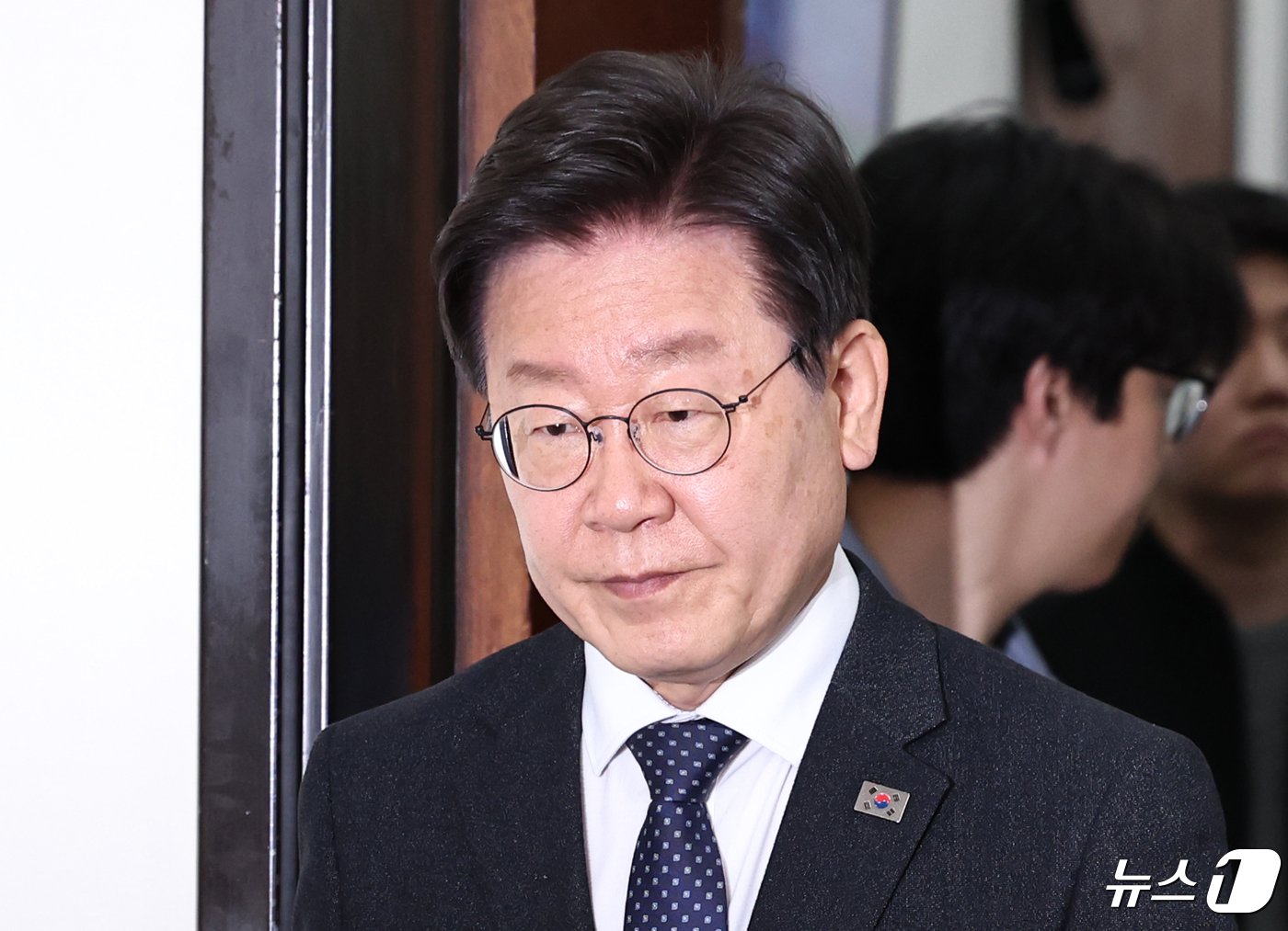 본문 이미지 - 이재명 더불어민주당 대표가 26일 오전 서울 여의도 국회에서 열린 최고위원회의에 참석하고 있다. 2024.4.26/뉴스1 ⓒ News1 구윤성 기자