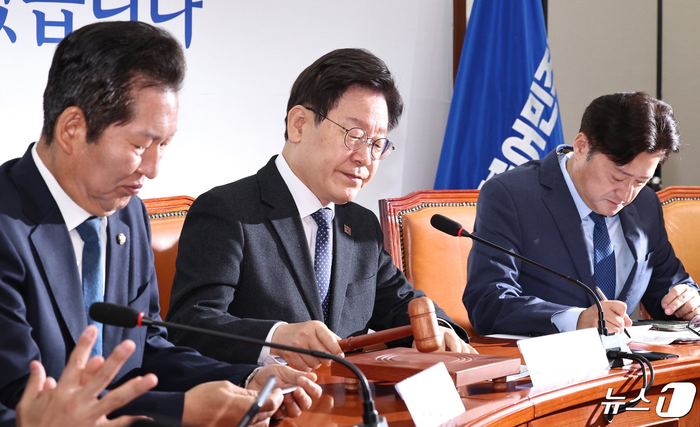 본문 이미지 - 이재명 더불어민주당 대표가 26일 오전 서울 여의도 국회에서 열린 최고위원회의를 주재하고 있다. 2024.4.26/뉴스1 ⓒ News1 구윤성 기자