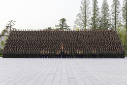 北김정은, 김일성군사대학 방문해 교원 및 학생들과 기념촬영