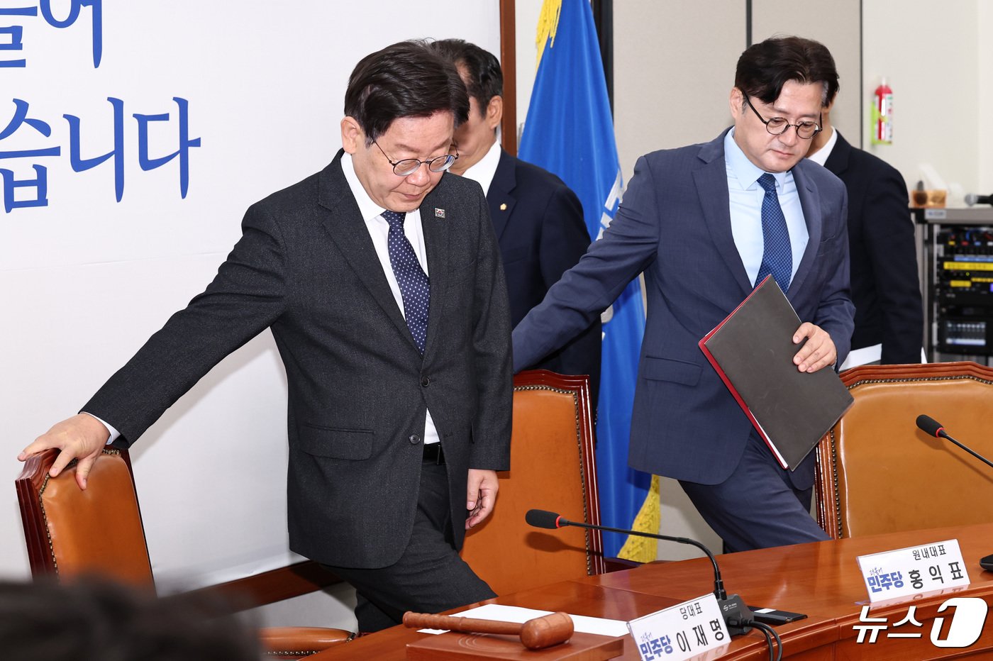 본문 이미지 - 더불어민주당 이재명 대표와 홍익표 원내대표가 26일 오전 서울 여의도 국회에서 열린 최고위원회의에 참석하고 있다. 2024.4.26/뉴스1 ⓒ News1 구윤성 기자