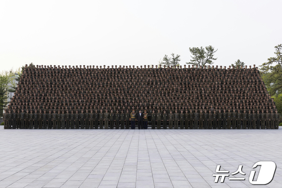 北김정은, 김일성군사대학  교원 및 학생들과 기념촬영…빨치산 창건 92주년