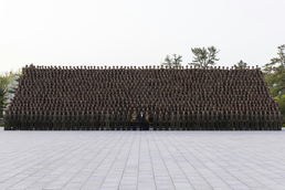 北김정은, 김일성군사대학  교원 및 학생들과 기념촬영…빨치산 창건 92주년