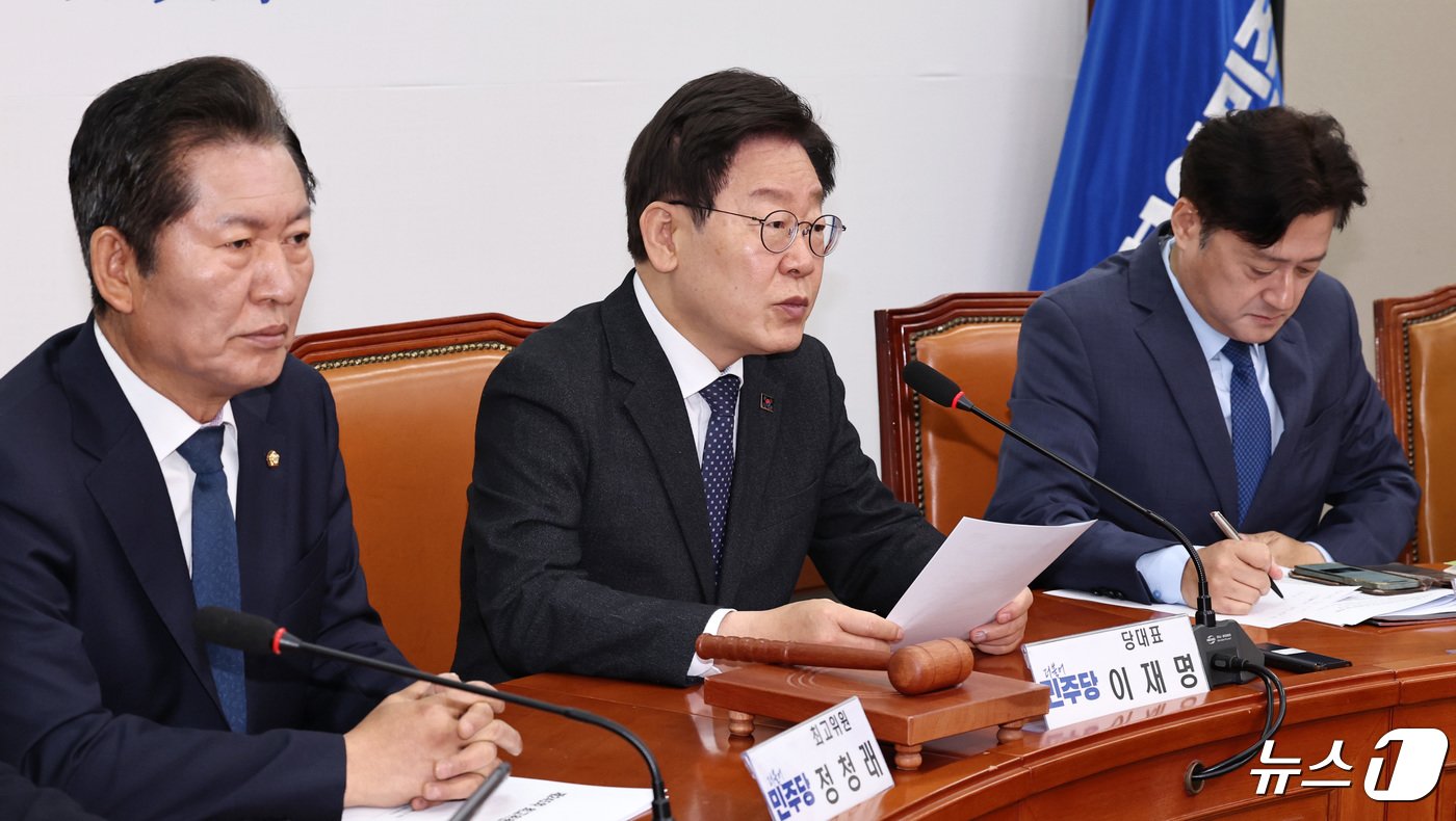 본문 이미지 - 이재명 더불어민주당 대표가 26일 오전 서울 여의도 국회에서 열린 최고위원회의에서 모두발언을 하고 있다. 2024.4.26/뉴스1 ⓒ News1 구윤성 기자