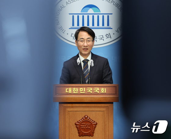 기자회견 하는 이원욱 의원