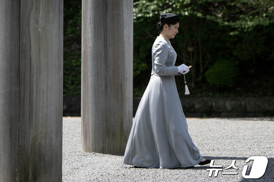 [사진] 고 히로히토 묘소 참배하러 가는 아이코 일본 공주