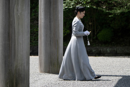 [사진] 고 히로히토 묘소 참배하러 가는 아이코 일본 공주