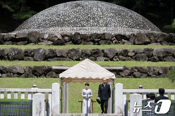 [사진] 고 히로히토 묘소 참배 준비하는 아이코 일본 공주