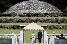 [사진] 고 히로히토 묘소 참배 준비하는 아이코 일본 공주