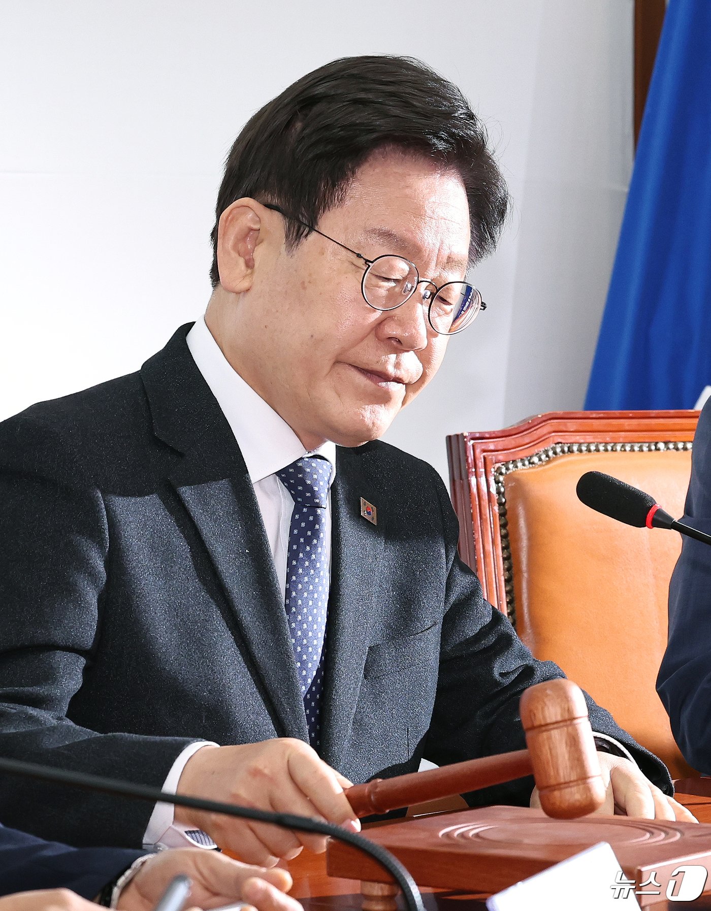 본문 이미지 - 이재명 더불어민주당 대표가 26일 오전 서울 여의도 국회에서 열린 최고위원회의를 주재하고 있다. 2024.4.26/뉴스1 ⓒ News1 구윤성 기자