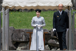 [사진] 고 히로히토 일왕 묘소 앞에 선 아이코 日 공주