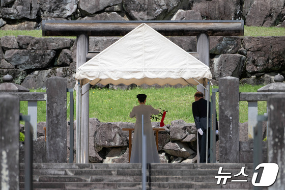 [사진] 고 히로히토 왕 묘소 참배하는 아이코 일본 공주
