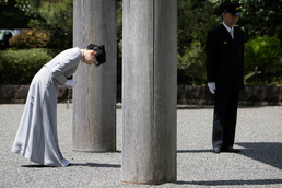 [사진] 고 히로히토 묘소 도착해 인사하는 아이코 日 공주