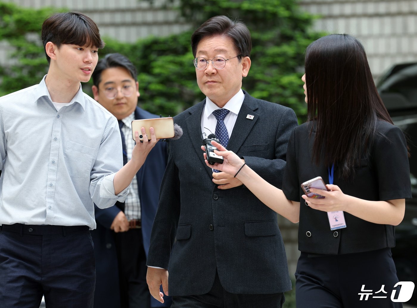 이재명 더불어민주당 대표가 26일 오전 서울 서초구 서울중앙지방법원에서 열린 &#39;대장동 배임·성남FC 뇌물&#39; 관련 특정범죄가중처벌등에관한법률위반&#40;뇌물&#41; 등 공판에 출석하고 있다. 2024.4.26/뉴스1 ⓒ News1 박정호 기자