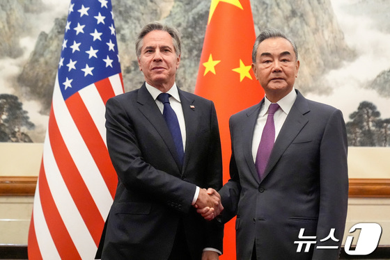 [사진] 왕이 중국 외교부장과 악수하는 블링컨 미국 국무