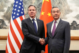 [사진] 왕이 중국 외교부장과 악수하는 블링컨 미국 국무