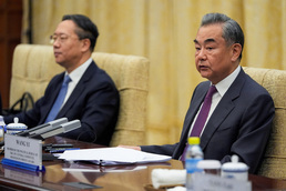 [사진] 블링컨 미국 국무와 회담하는 왕이 중국 외교부장
