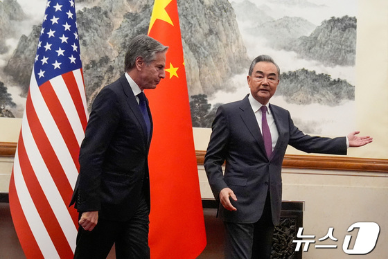[사진] 블링컨 미국 국무 안내하는 왕이 중국 외교부장