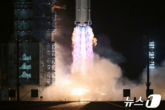 [사진] 성공적 발사되는 중국 유인 우주선 ‘선저우 18호’
