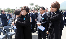 순직의무군경  유가족 위로하는 민주당 의원들