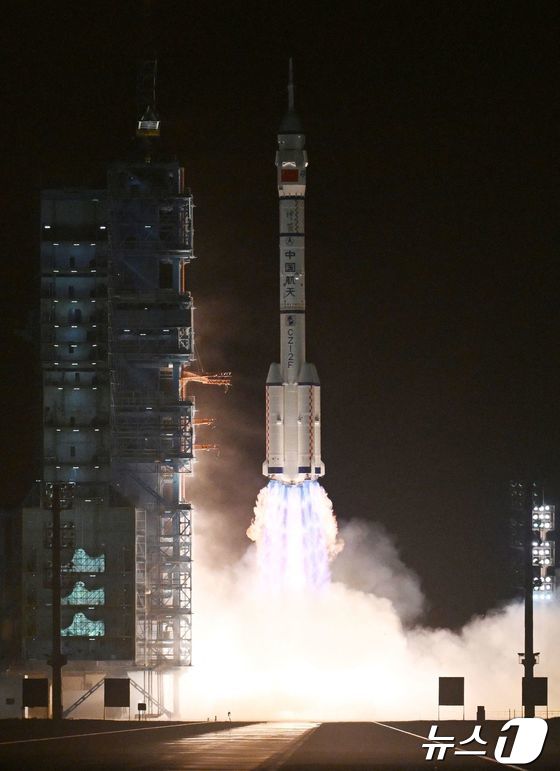 [사진] 성공적으로 발사되는 中 유인 우주선 선저우 18호