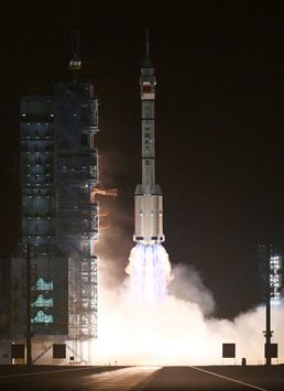 [사진] 성공적으로 발사되는 中 유인 우주선 선저우 18호
