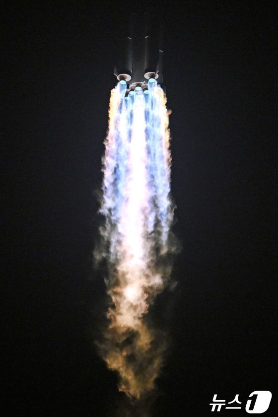 [사진] 우주로 향하는 중국 유인 우주선 \'선저우 18호\'