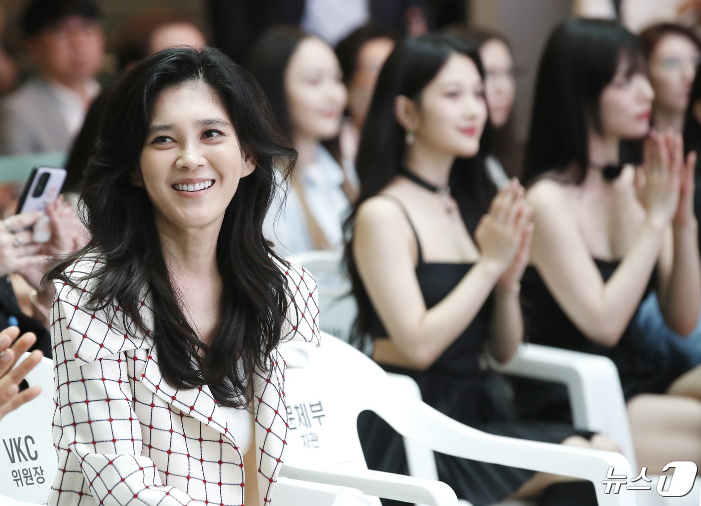 본문 이미지 - 이부진 신라호텔 사장이 26일 인천공항 1터미널 밀레니엄홀에서 열린 ‘한국방문의 해 환영주간 개막식’에 참석해 미소를 짓고 있다. 2024.4.26/뉴스1 ⓒ News1 권현진 기자