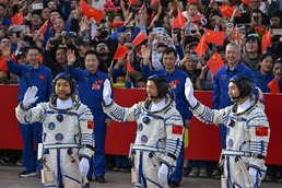 [사진] 유인 우주선 '선저우 18호' 탑승 중국 우주인 3명