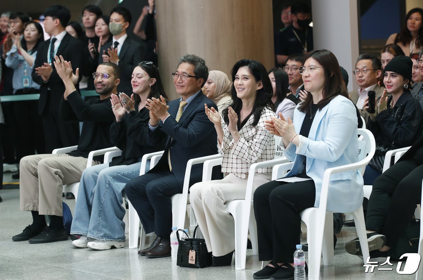 이학재 인천공항공사 사장&#40;왼쪽 세번째부터&#41;과 이부진 한국방문의해위원회 위원장, 장미란 문화체육관광부 제2차관이 26일 인천공항 1터미널 밀레니엄홀에서 열린 ‘한국방문의 해 환영주간 개막식’에서 프로미스나인의 공연을 보며 미소를 짓고 있다. 2024.4.26/뉴스1 ⓒ News1 권현진 기자