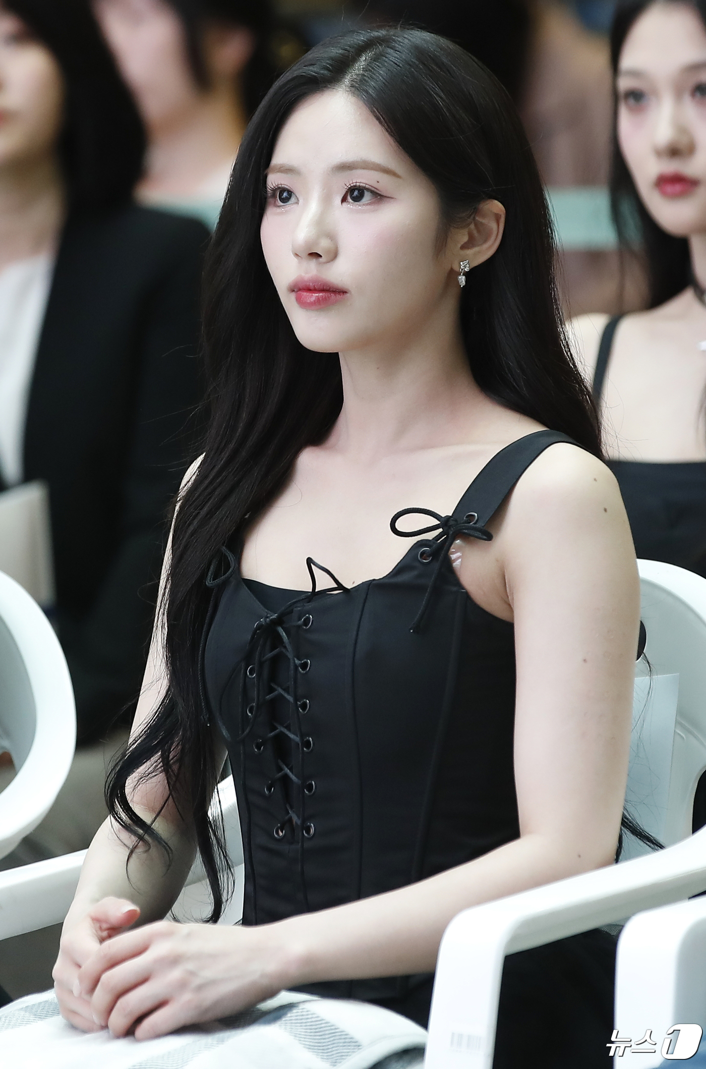 (인천공항=뉴스1) 권현진 기자 = 프로미스나인 박지원이 26일 인천공항 1터미널 밀레니엄홀에서 열린 ‘한국방문의 해 환영주간 개막식’에서 의자에 앉아 있다. 2024.4.26/뉴 …