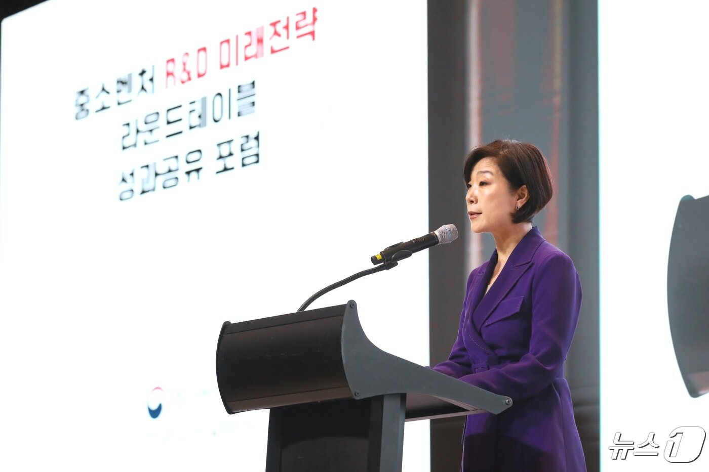 본문 이미지 - 오영주 중소벤처기업부 장관이 26일 서울 영등포구 글래드 호텔 여의도에서 열린 '중소벤처 R&D 미래전략 라운드테이블 성과공유 포럼'에서 인사말을 하고 있다. (중소벤처기업부 제공) 2024.4.26/뉴스1