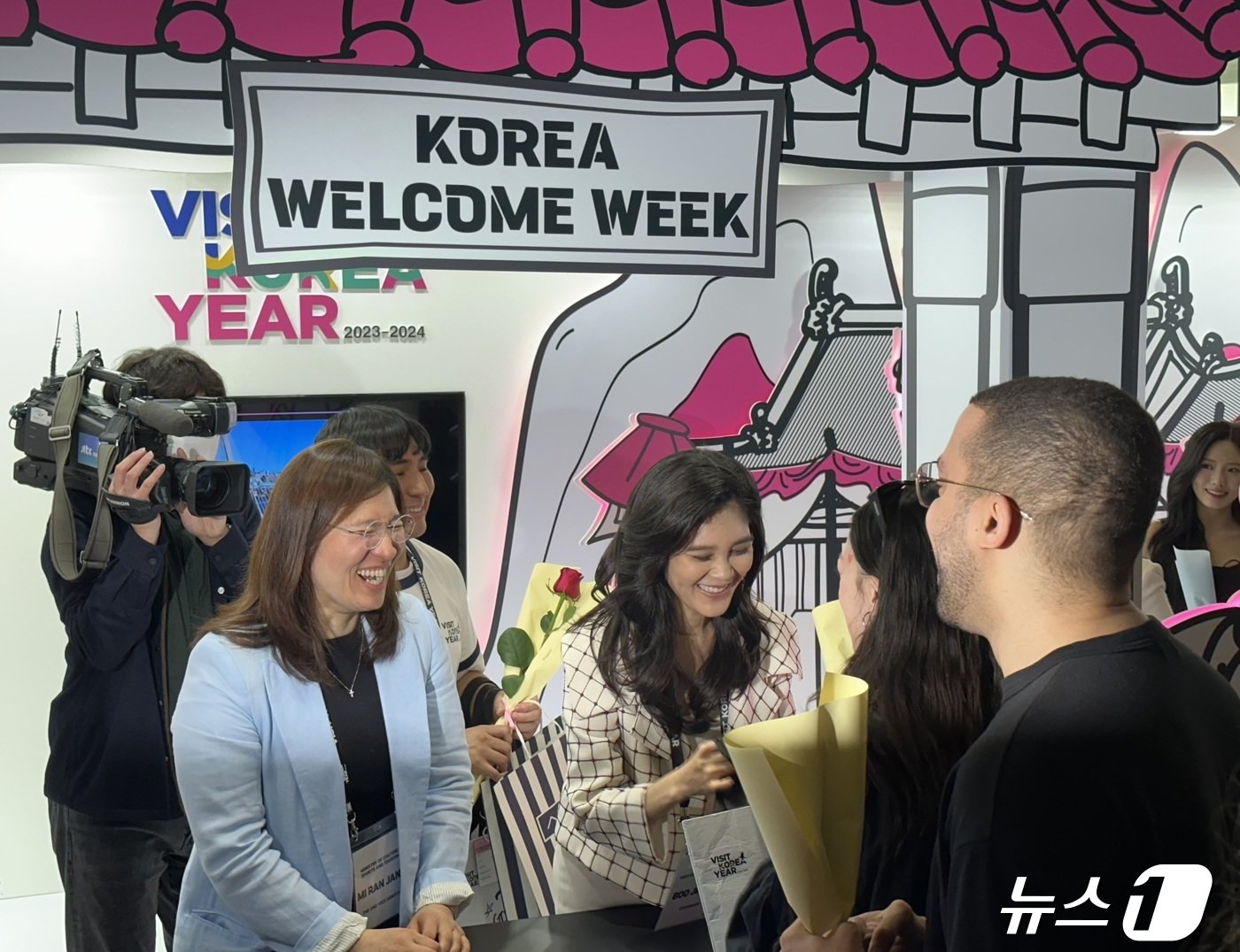 본문 이미지 - 장미란 문화체육관광부 제2차관(왼쪽)과 이부진 한국방문의해위원회 위원장이 외국인 관광객에게 기념품을 나눠주고 있다.ⓒ News1 윤슬빈 기자