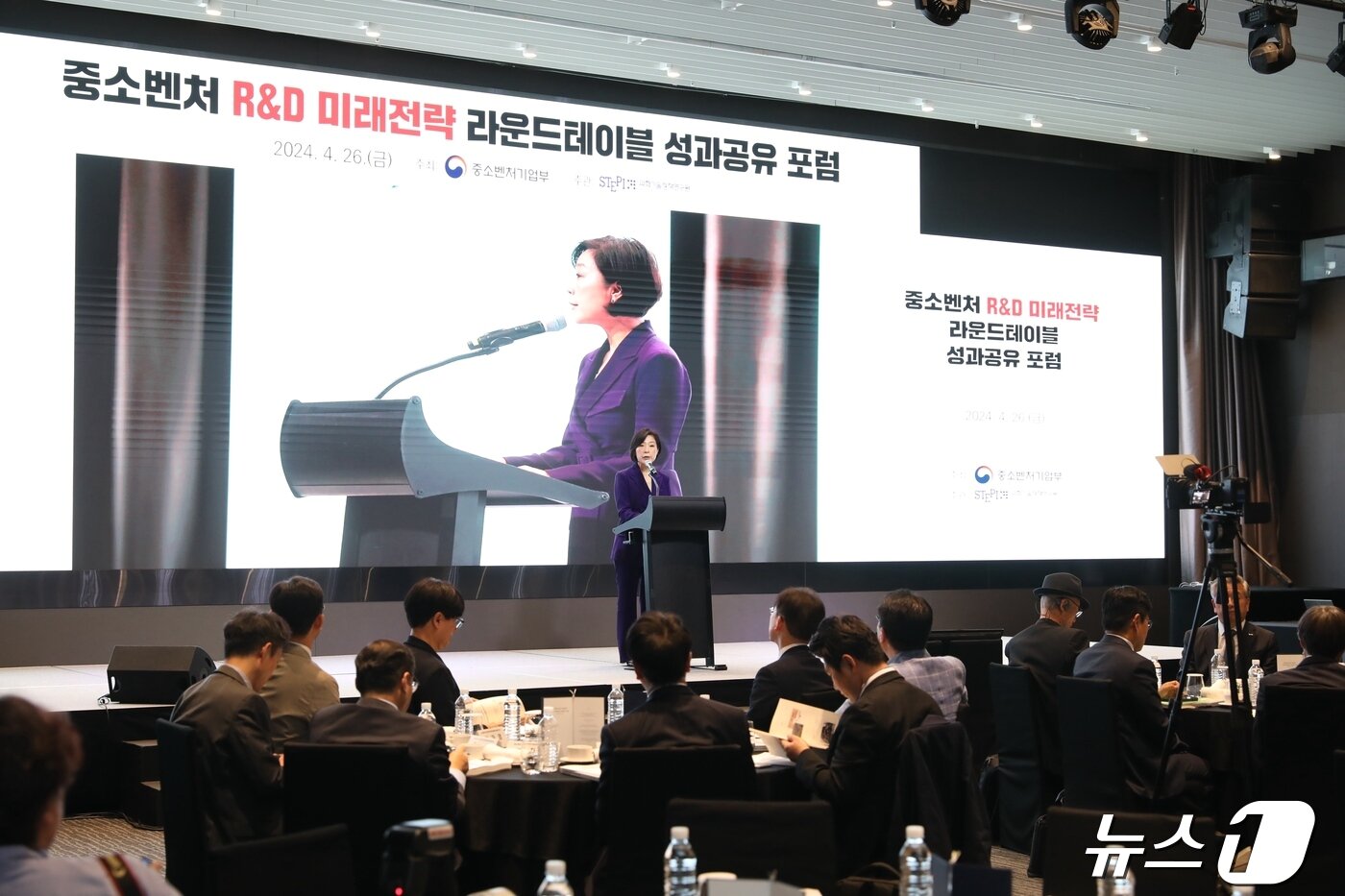 본문 이미지 - 오영주 중소벤처기업부 장관이 26일 서울 영등포구 글래드 호텔 여의도에서 열린 '중소벤처 R&D 미래전략 라운드테이블 성과공유 포럼'에서 인사말을 하고 있다.(중소벤처기업부 제공)