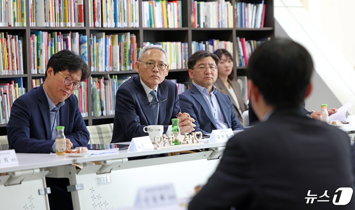 본문 이미지 - 유인촌 문화체육관광부 장관이 26일 서울 마포구 한국출판문화산업진흥원 서울사무소에서 출판사 관계자들을 만나 업계 애로사항을 청취하고 있다. (문화체육관광부 제공) 2024.4.26/뉴스1