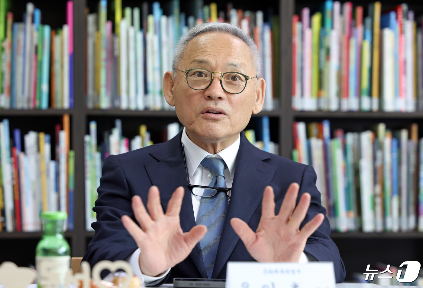 (서울=뉴스1) = 유인촌 문화체육관광부 장관이 26일 서울 마포구 한국출판문화산업진흥원 서울사무소에서 출판사 관계자들을 만나 업계 애로사항을 청취하고 의견을 나누고 있다.  (문 …