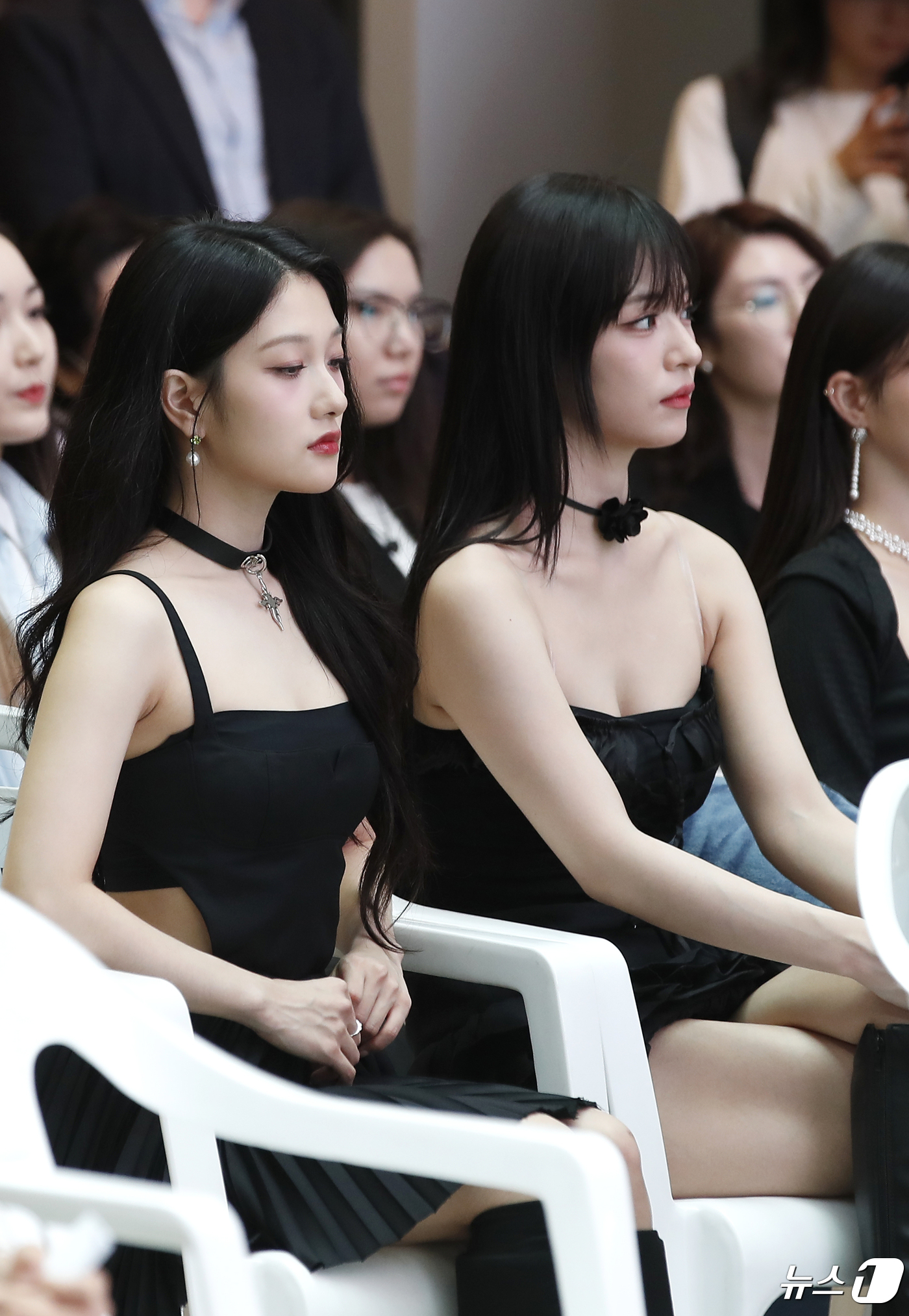 (인천공항=뉴스1) 권현진 기자 = 프로미스나인 이서연, 이채영(오른쪽)이 26일 인천공항 1터미널 밀레니엄홀에서 열린 ‘한국방문의 해 환영주간 개막식’에 참석해 의자에 앉아 있다 …